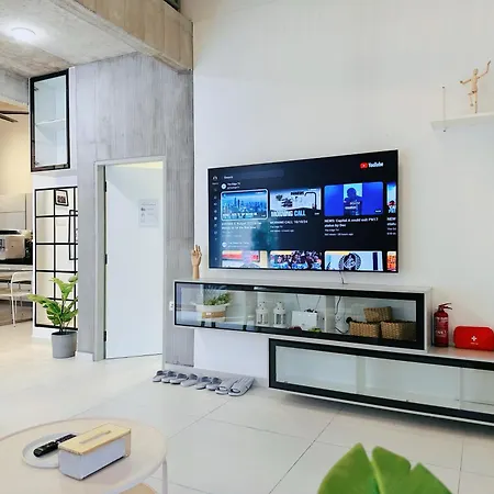 New! 10Pax Special 1,5 Storey Semi-D In Georgetown 70 Inch Smart Tv